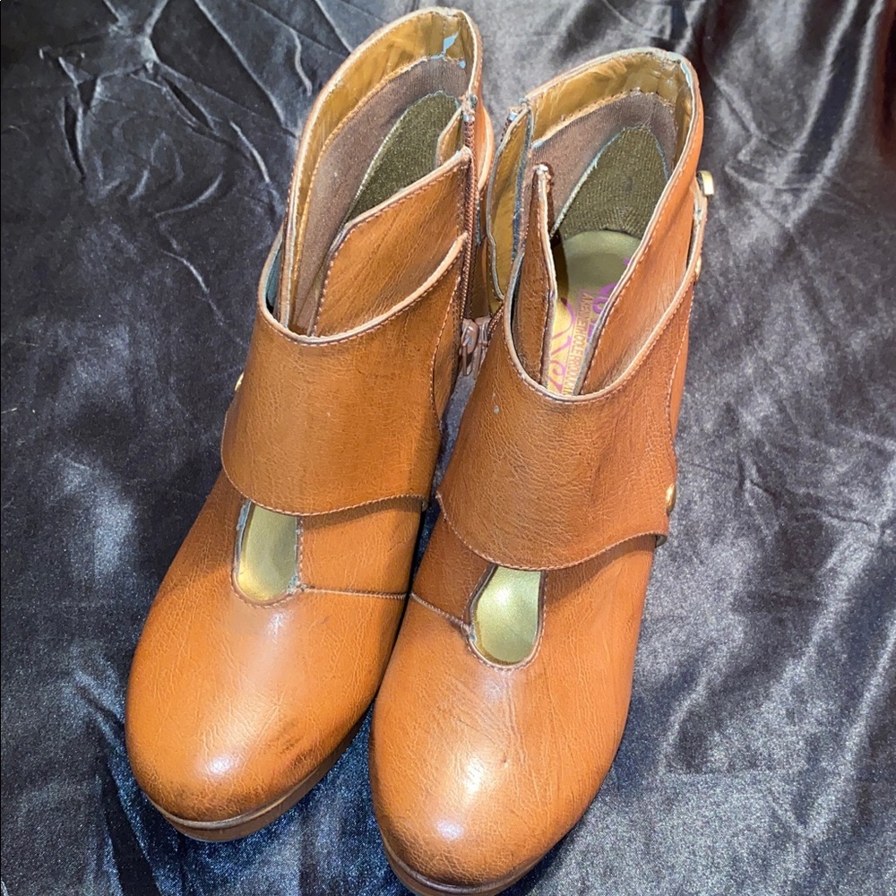 UNLISTED BROWN BOOTS- by KENNETH COLE - Picture 2 of 9